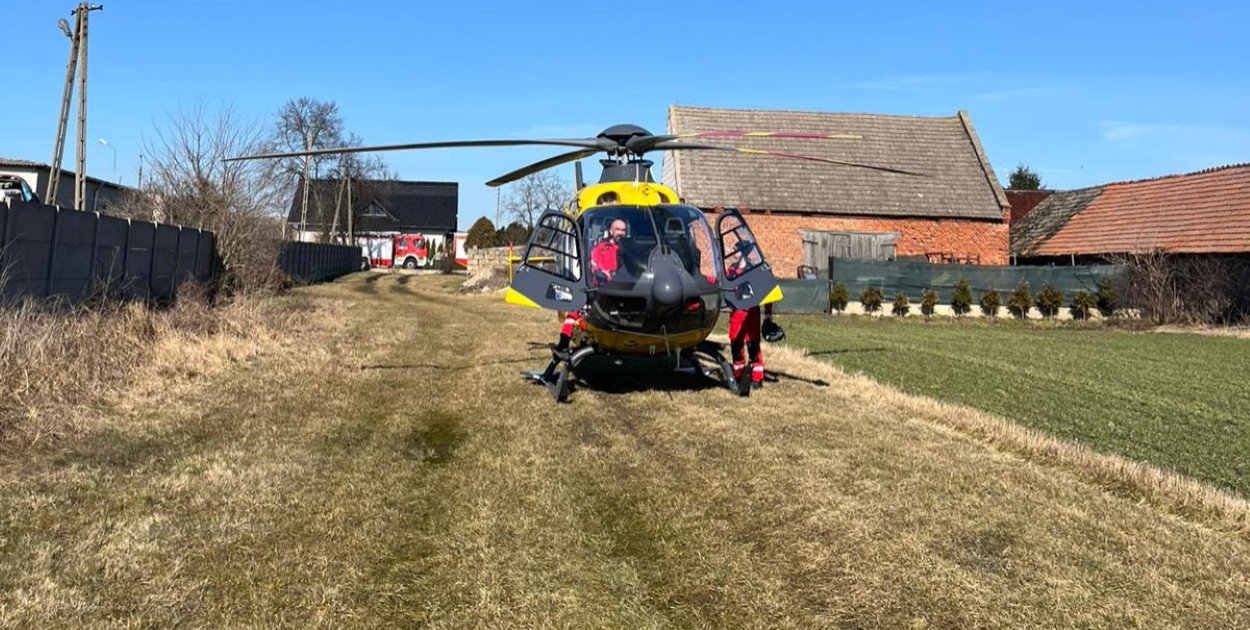 Mężczyzna upadł ze znacznej z wysokości w gm.  Dobrzyca. Interweniowało LPR