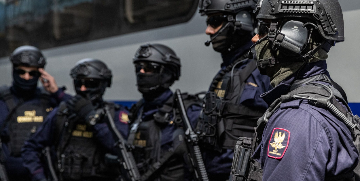 Akcja kontrterrorystów: zamaskowane osoby miały wyskoczyć  z pociągu