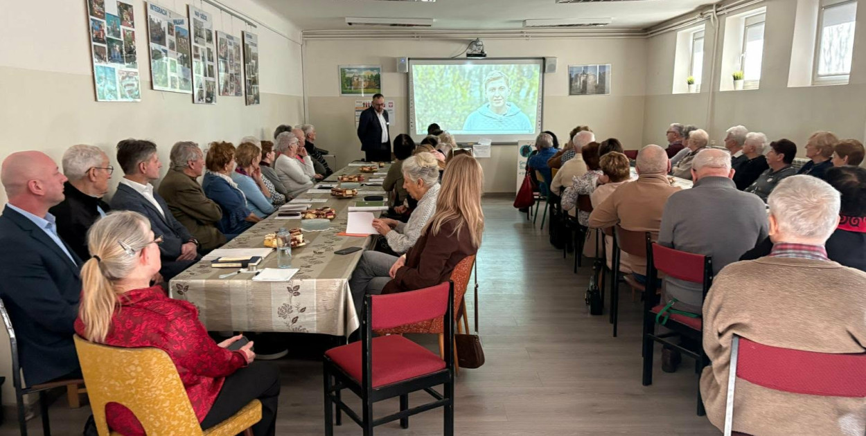 Seniorzy uczą się, jak chronić swoje pieniądze w sieci. Edukacyjne spotkanie