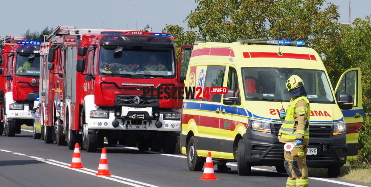 Zderzenie pojazdów na drodze krajowej. Kobieta pod opieką ratowników