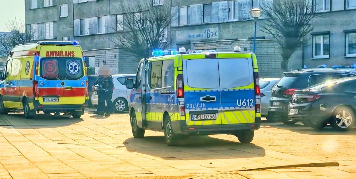 Dramat w regionie.  Kobieta z dzieckiem na ręku na krawędzi okna