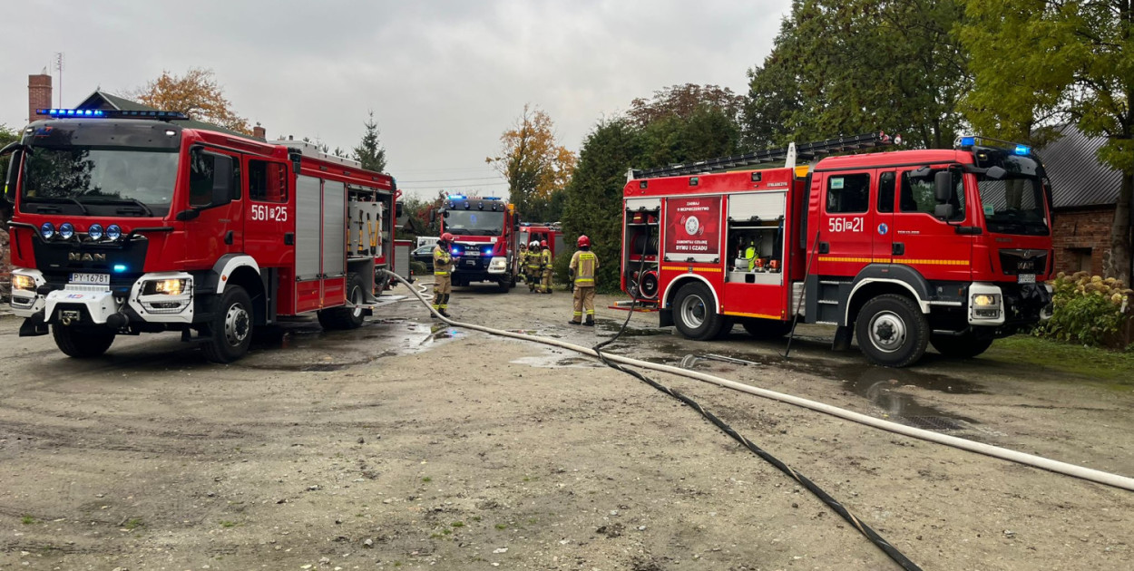 Dym nad Zawidowicami. Kilka zastępów straży na miejscu