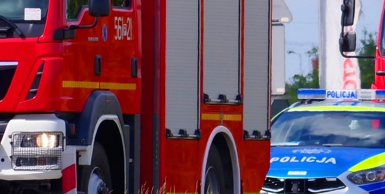 Osobówka zderzyła się z koparką na trasie Pleszew - Grab w gminie Czermin