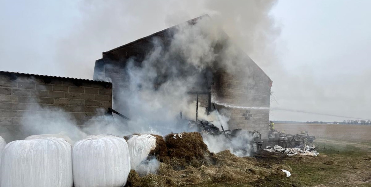 O krok od większej tragedii. Ogień przy budynku gospodarczym. Strażacy w akcji