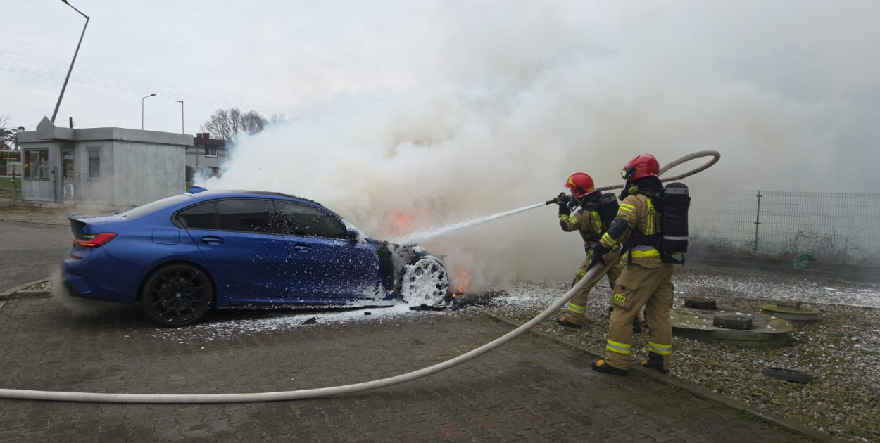 Samochód w płomieniach! Strażacy walczyli, by ogień nie przeniósł się dalej