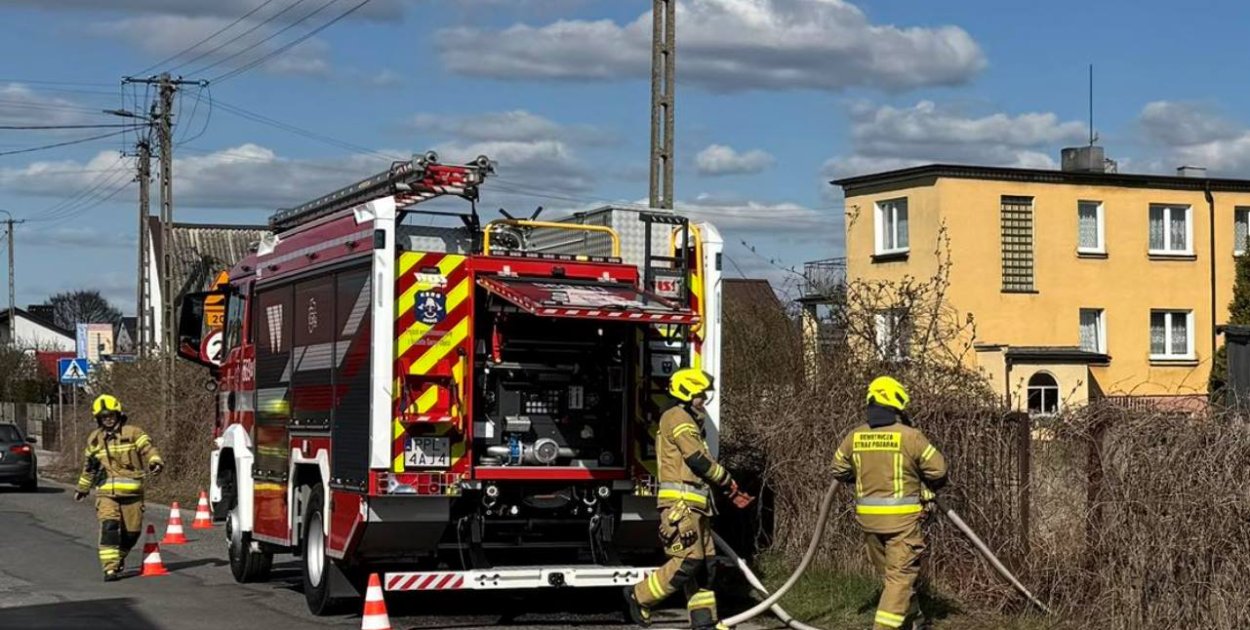 [Zdjęcia] Paliło się w Choczu. Na miejscu straż i policja