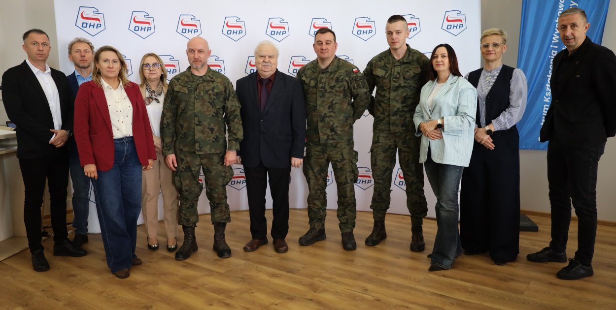 Żołnierze Wojsk Obrony Terytorialnej w pleszewskim OHP