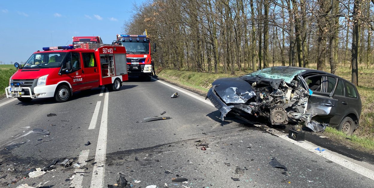 [Zdjęcia] Zablokowana droga krajowa po zderzeniu pojazdów. Jedna osoba w szpitalu