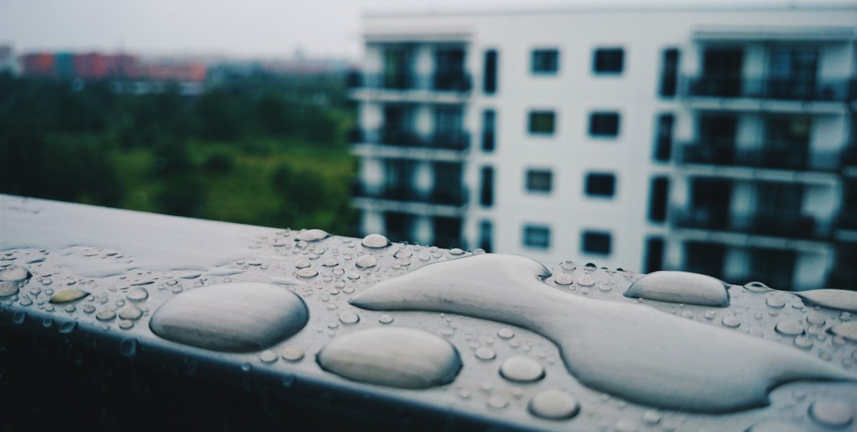 Awaria instalacji wodnej w mieszkaniu – jak skutecznie zlokalizować źródło i usuną